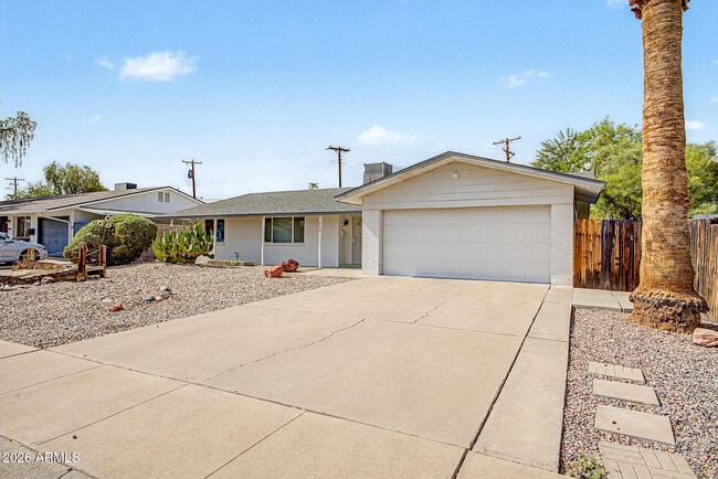 Building Photo - 950 E Lilac Dr