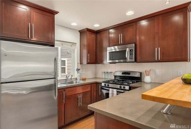 Foto del edificio - Modern 3 Bed 3 Bath Townhome Available