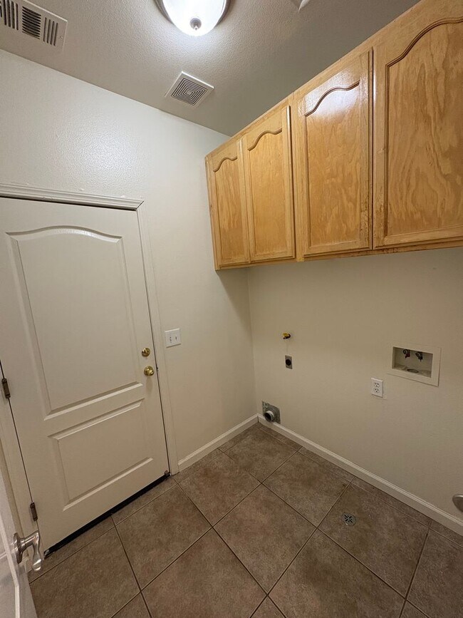 Building Photo - Tulare home for rent