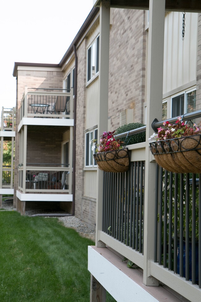 Building Photo - Camelot Apartments