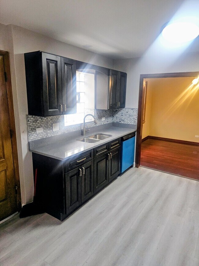 Foto del edificio - 16674 Thornton Ave