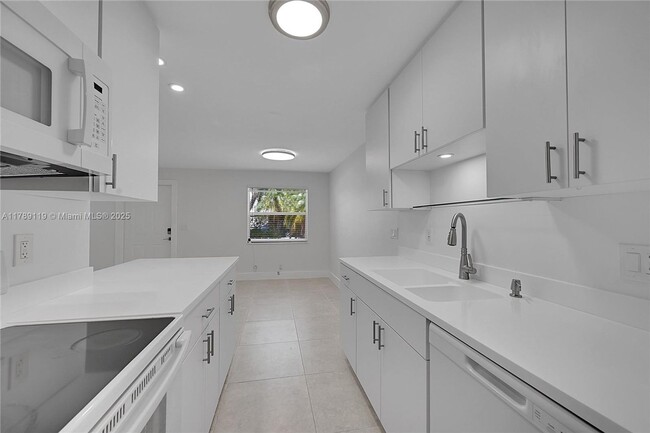 Building Photo - 810 SW 12th Ct
