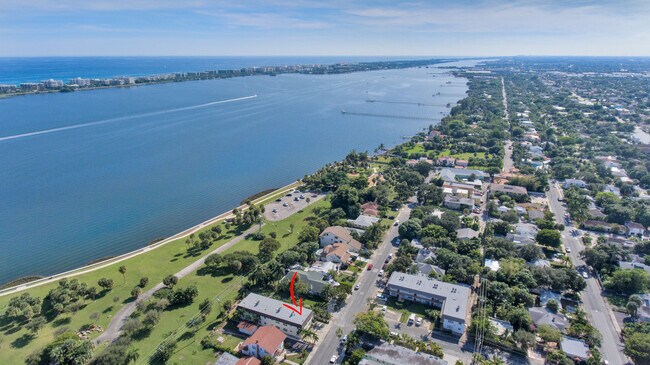 Foto del edificio - 230 S Lakeside Dr