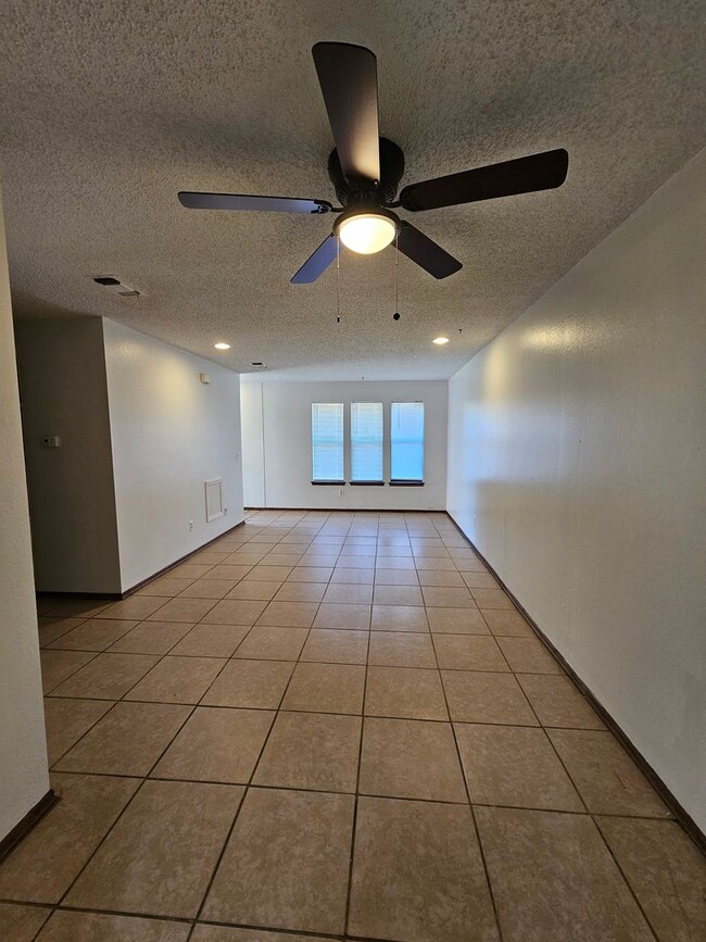 Foto del edificio - (2) Bed/(2) Bath Refreshed Duplex Avail NOW!