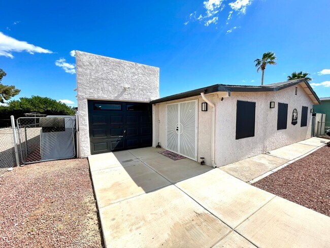 Building Photo - Great 3 Bedroom Fully Furnished Home Near ...