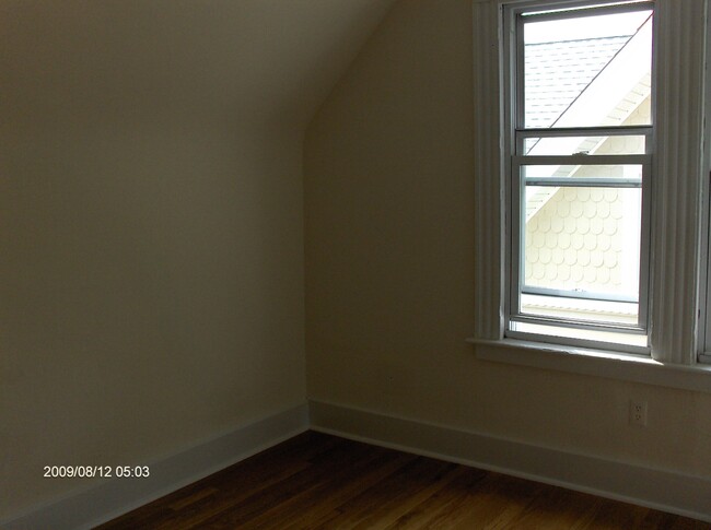 side bedroom 3rd - 78 Nash St