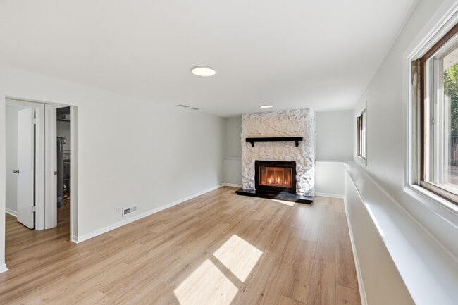 Building Photo - 849 Pear Tree Ln