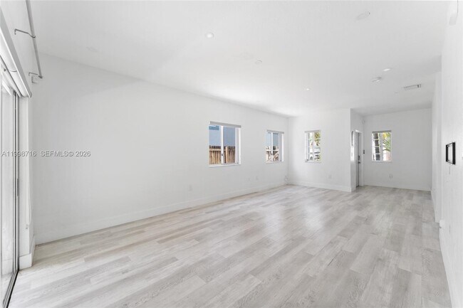 Foto del edificio - 379 NE 31st Ave