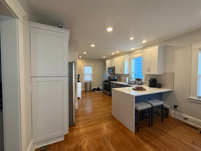 Foto del edificio - 653 Forest Rd