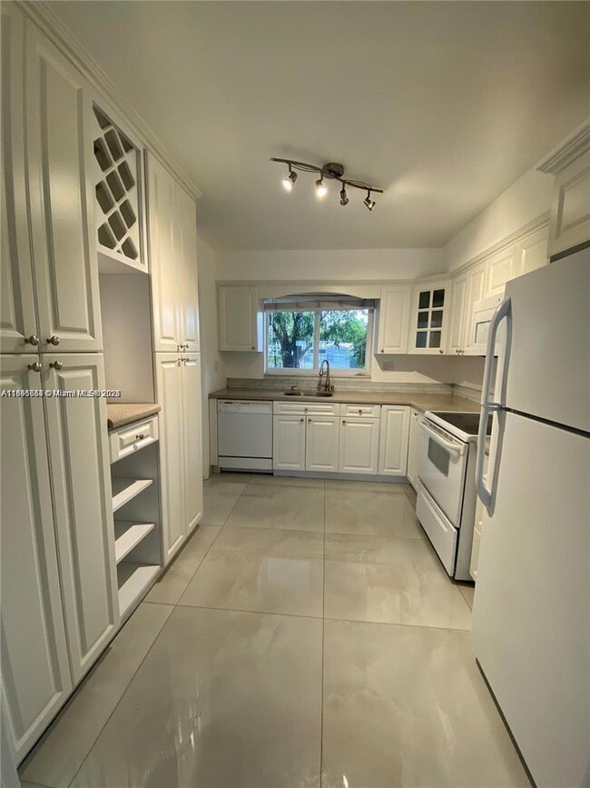Foto del edificio - 2155 NE 122nd St