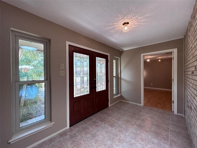 Building Photo - 13013 Silver Creek Dr