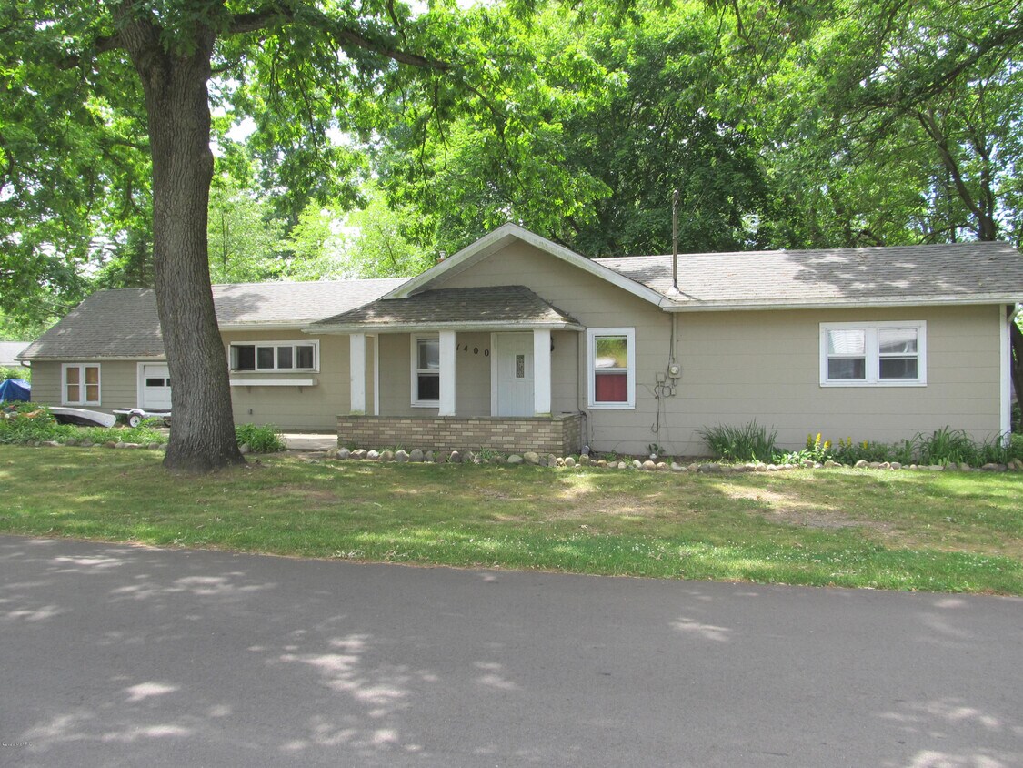 Primary Photo - 1400 Midland Dr