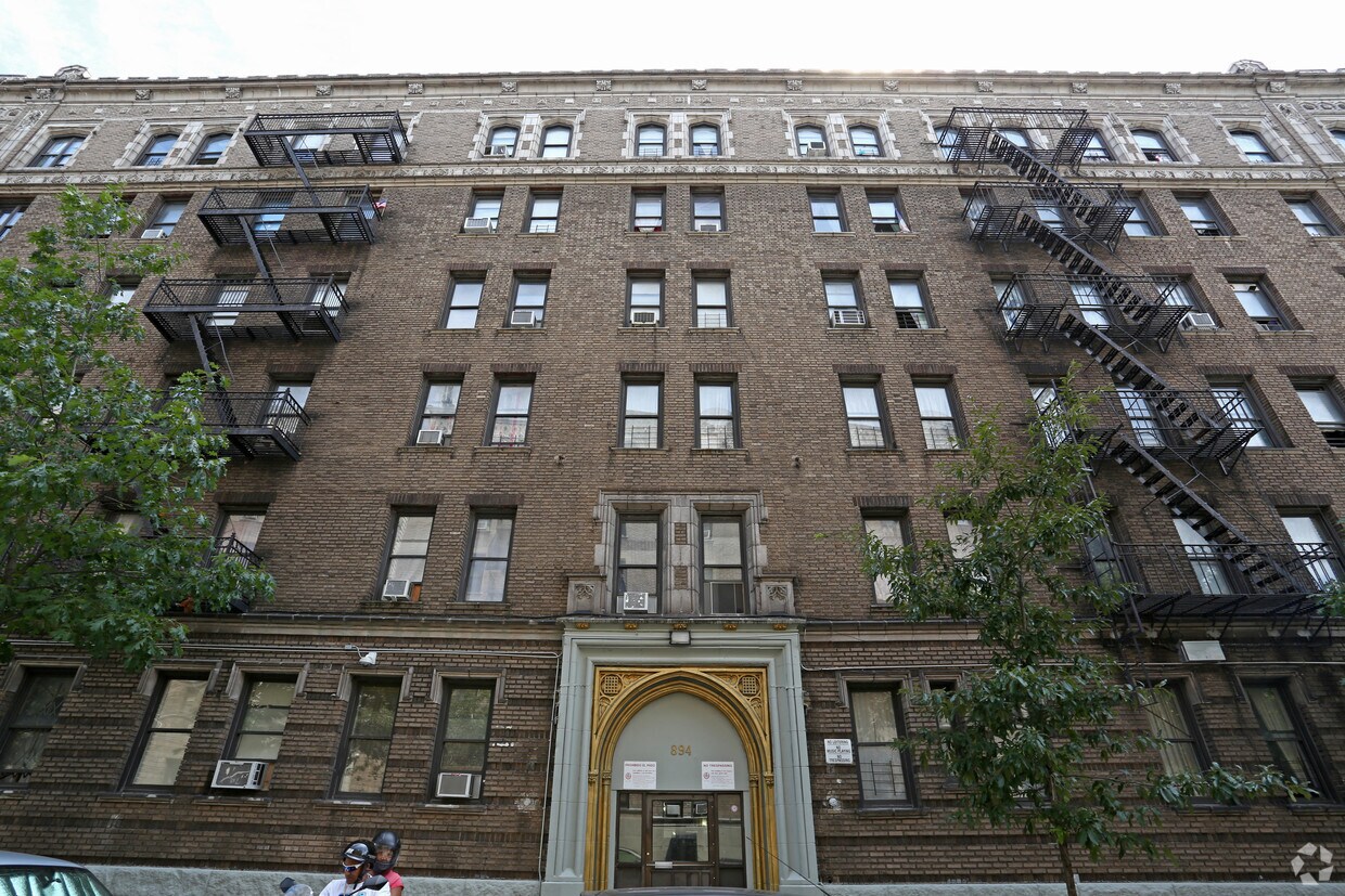 Building Photo - 894 Riverside Dr
