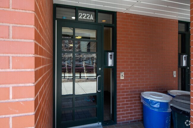Entrada - 222 Columbia St