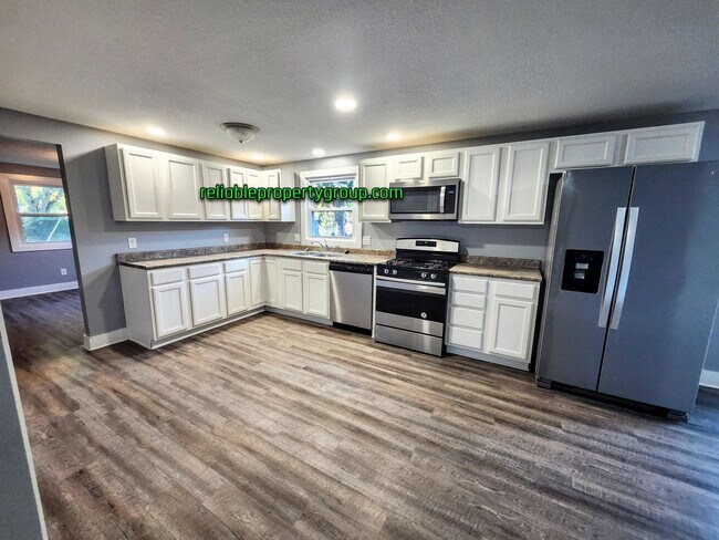 Building Photo - New Listing in Fort Wayne
