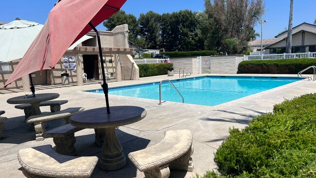 Foto del edificio - Charming 4 Bed 3 Bath Brea Townhome with P...