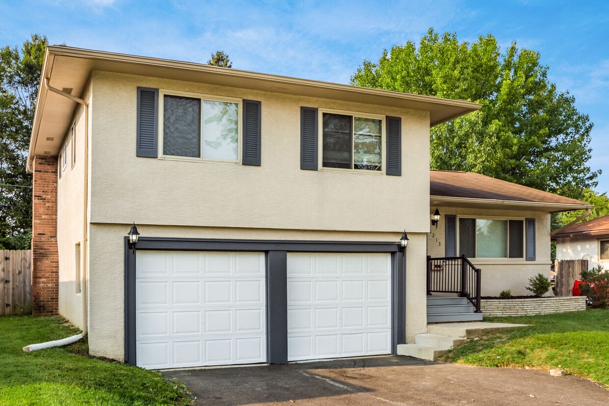 Primary Photo - 6213 Ambleside Dr