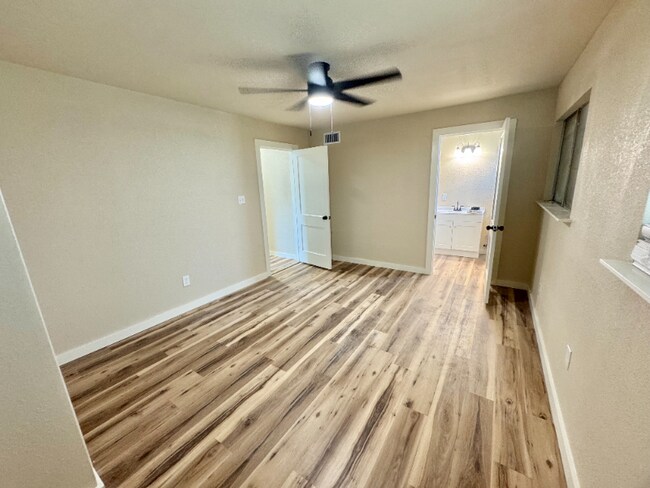 Foto del edificio - 4818 Hamlett Dr