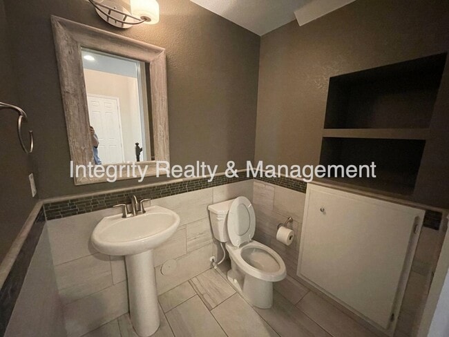 Building Photo - 3 Bed/2.5 Bath Townhome, 1800 sq ft, 7464 ...