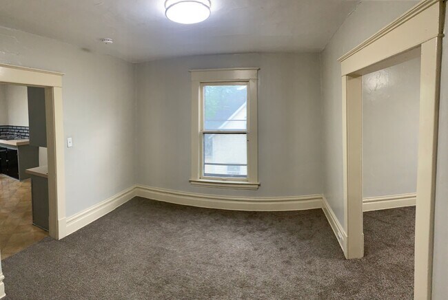 Building Photo - NW  2 BED UPPER NEAR LEONARD