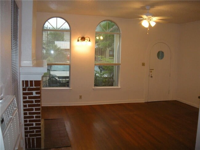 Building Photo - 1607 Palma Plaza