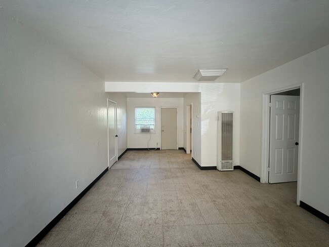 Building Photo - Cozy two bedroom in 93308!