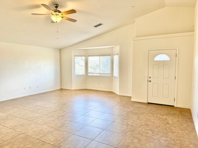 Foto del edificio - Huge 3 bed 2 bath Home In Storey Park Neig...