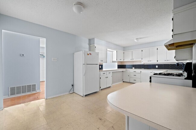 Building Photo - Vintage Home in Medical District *HALF-OFF...