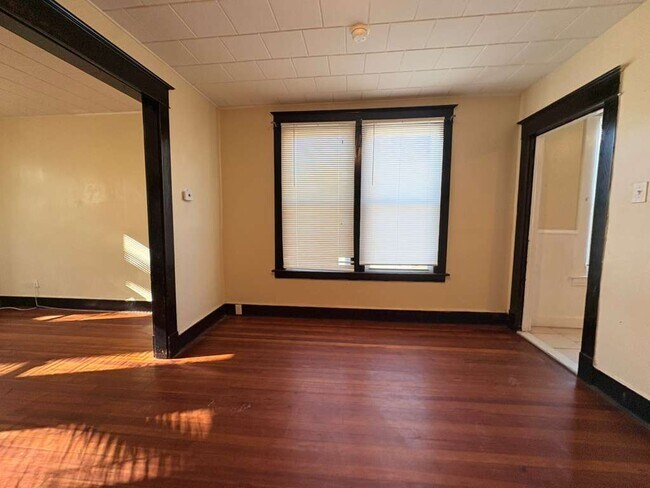 Foto del edificio - 327 Bassett St