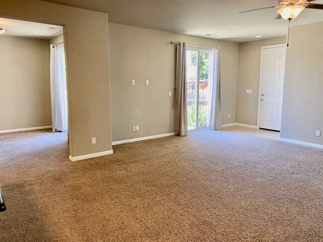 Building Photo - $2,150 HWY 168 & Shepherd, 2 Bedroom +offi...