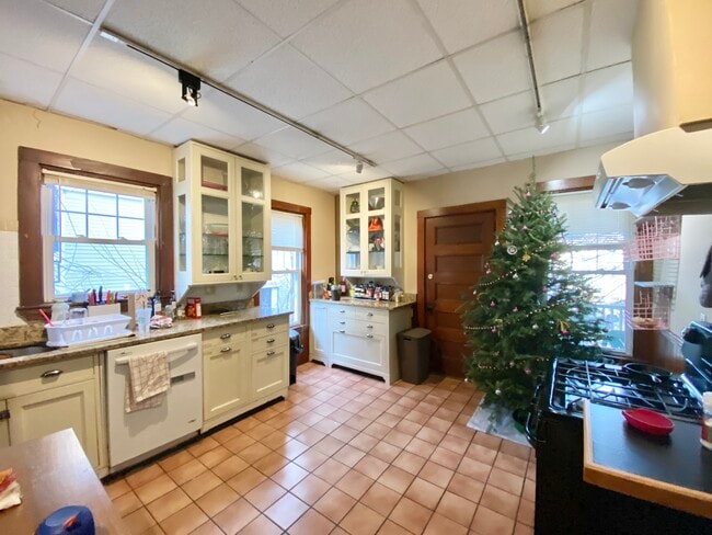 Building Photo - 67 Hillside St