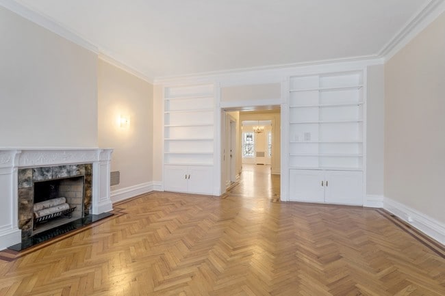 Building Photo - Townhouse Parlor Floor Duplex w/ 15' ceil's
