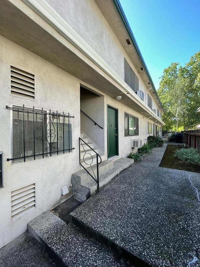 Building Photo - 2253 2nd Ave