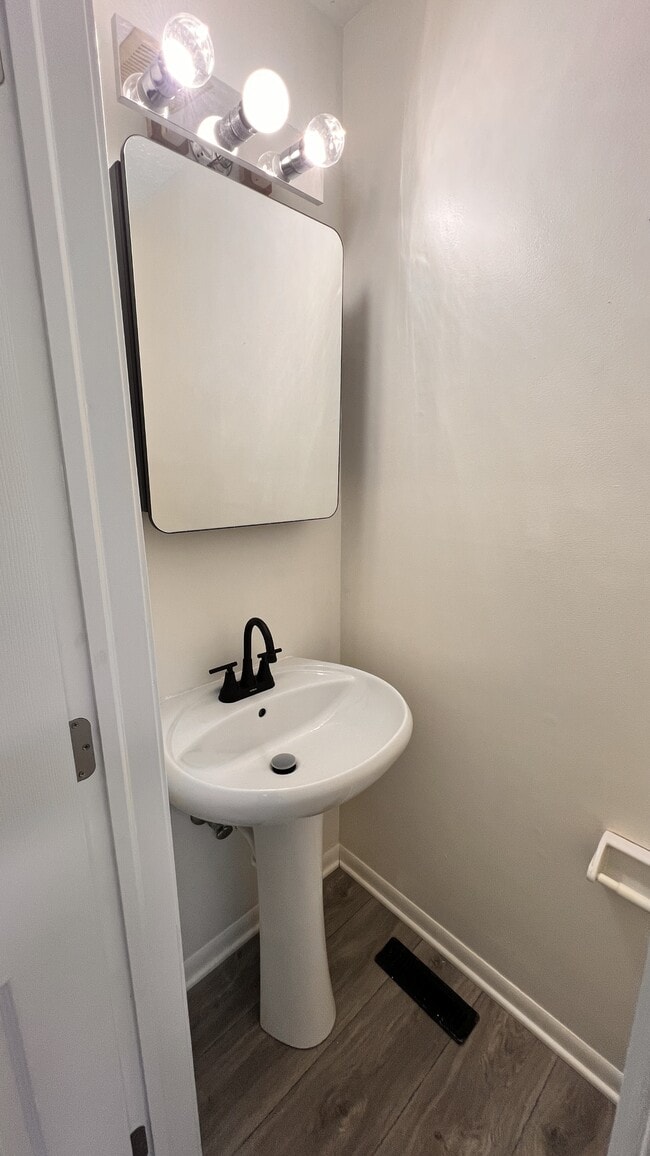 Building Photo - 599 E Graham Pl