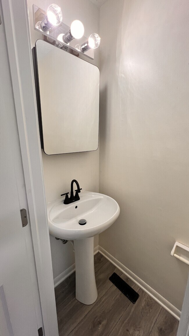 Foto del edificio - 599 E Graham Pl