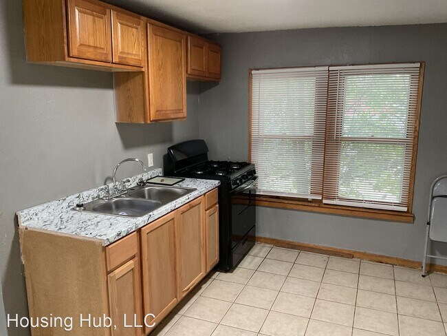 Building Photo - 4 br, 2 bath House - 214 Maple St