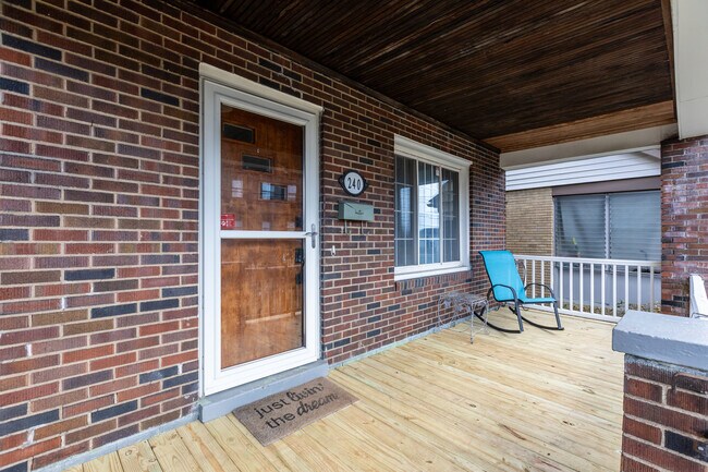 Foto del edificio - 240 Ridgewood Ave