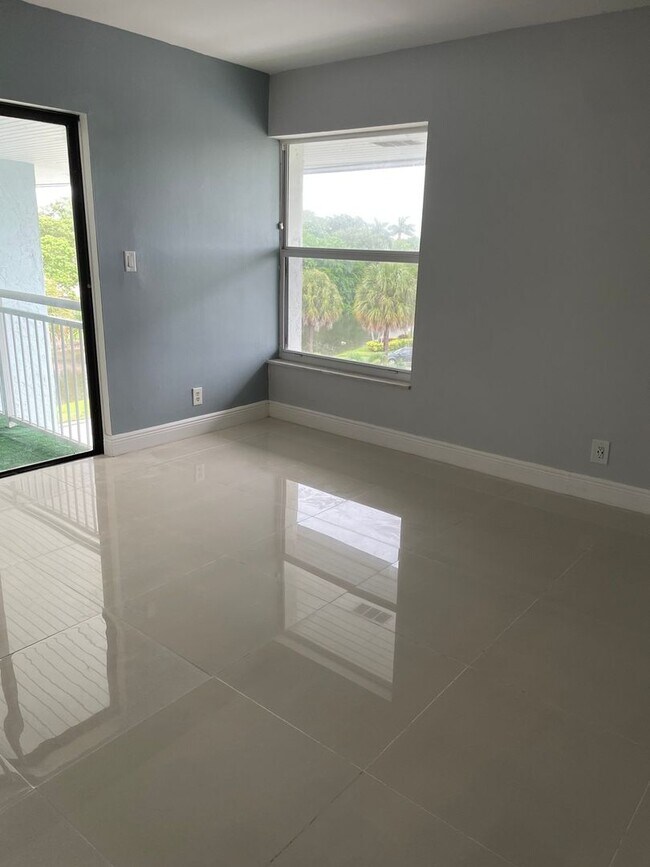 Building Photo - Charming Apartment in Fort Lauderdale