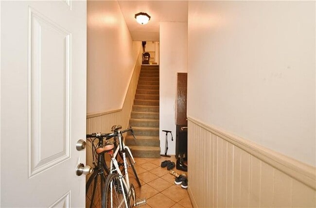 Entrance/ Mudroom - 173 36th St