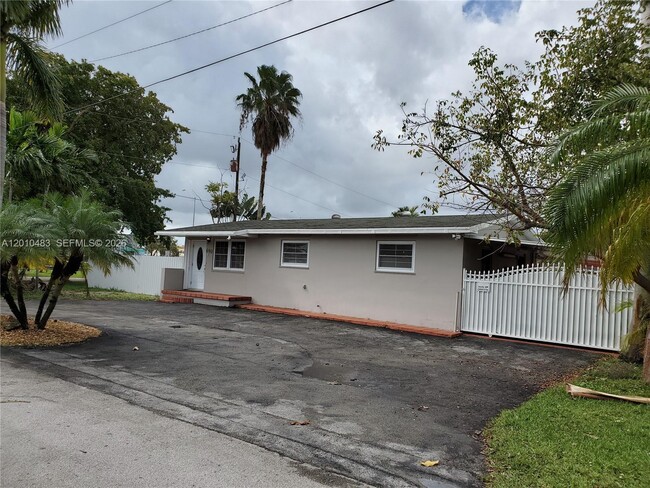 Foto del edificio - 690 SW 120th Ave