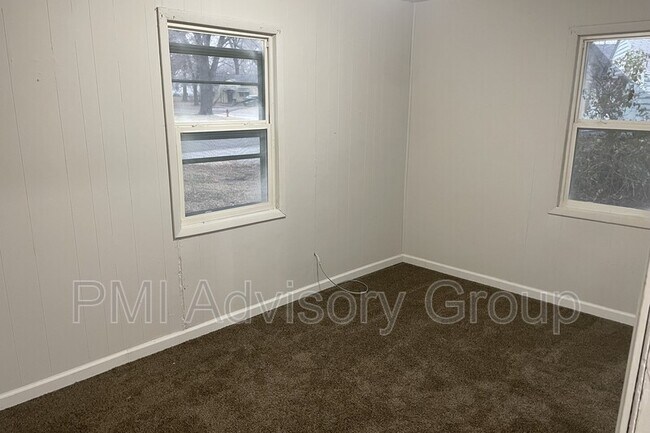 Building Photo - 3537 SE Dupont Pl