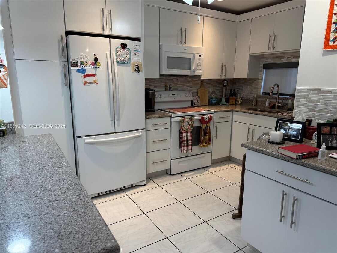 Building Photo - 8981 S Hollybrook Blvd