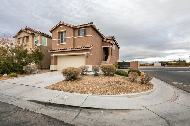 Foto del edificio - Beautiful Split-Level Home on Corner Lot with Pool and Spa!