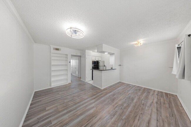 Foto del edificio - 2401 Manor Rd