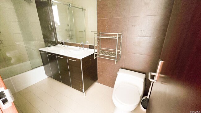 Foto del edificio - 42-05 Parsons Blvd