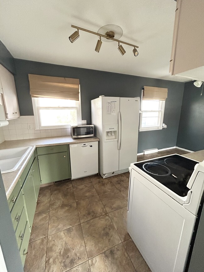 Building Photo - 908 Hillside Dr