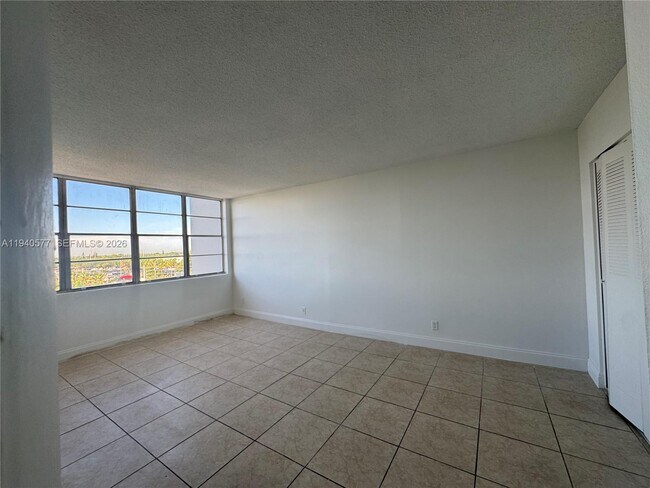 Foto del edificio - 2025 NE 164th St