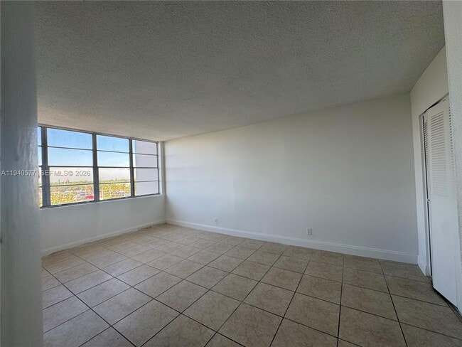 Building Photo - 2025 NE 164th St