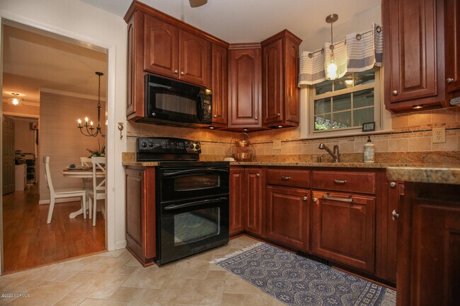 Foto del edificio - 901 Daniel Dr