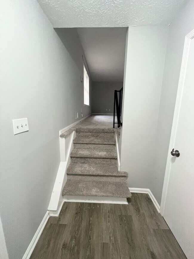 Building Photo - Beautiful renovated 4 Bedroom Spacious  Sp...